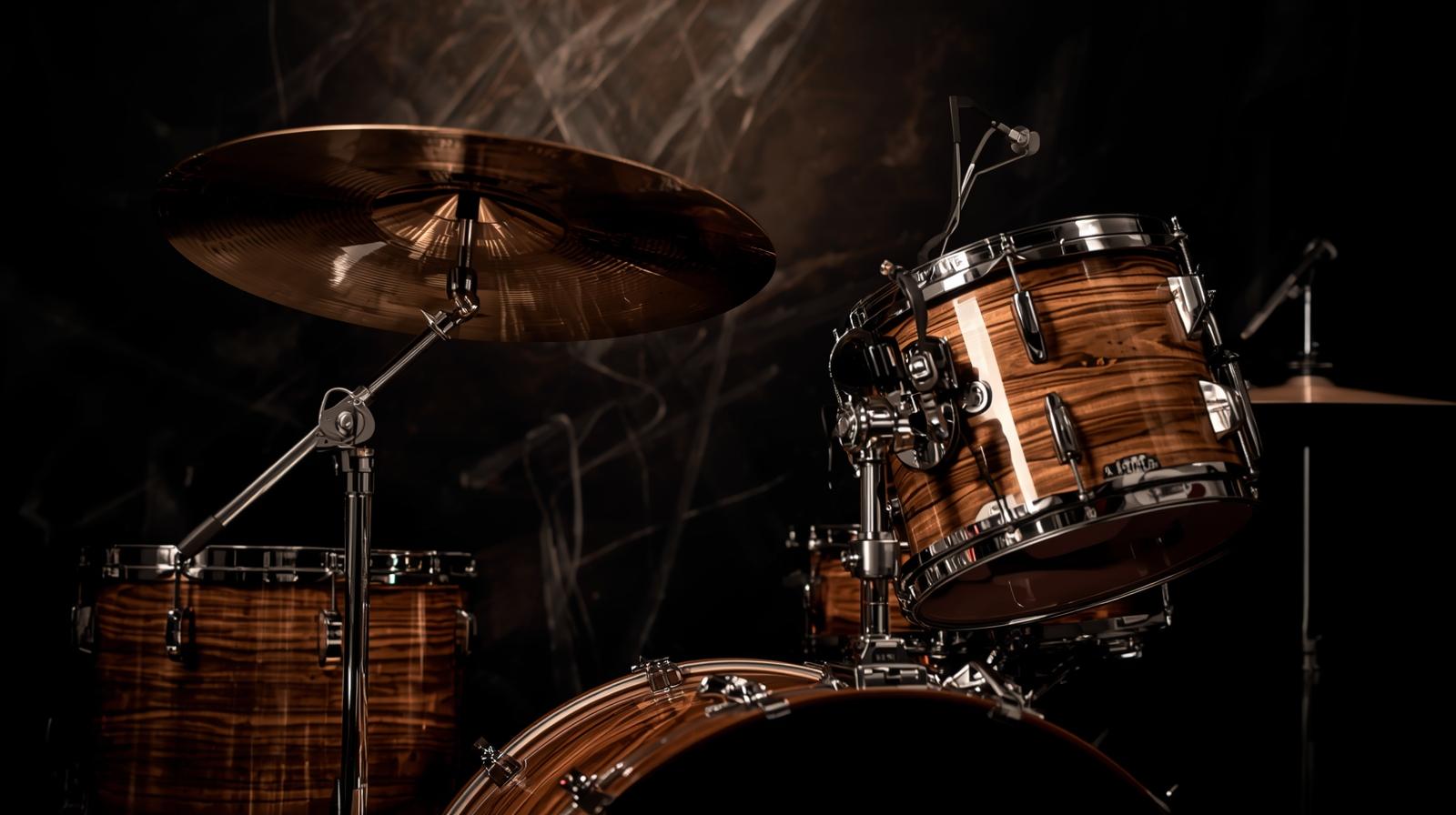 黒を基調とした背景に配置されたジャズ風のドラムセット。シンバルとスネアが印象的に映っている。